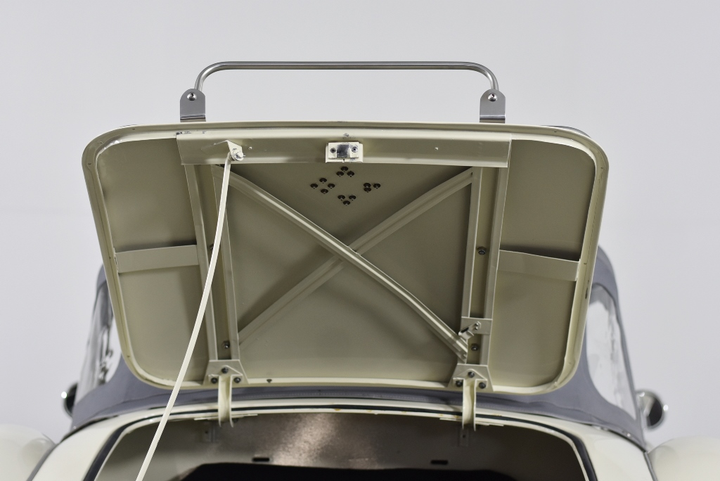 LOGITECH MX Creative Console, Programmable Keypad with 9 Customizable LCD K