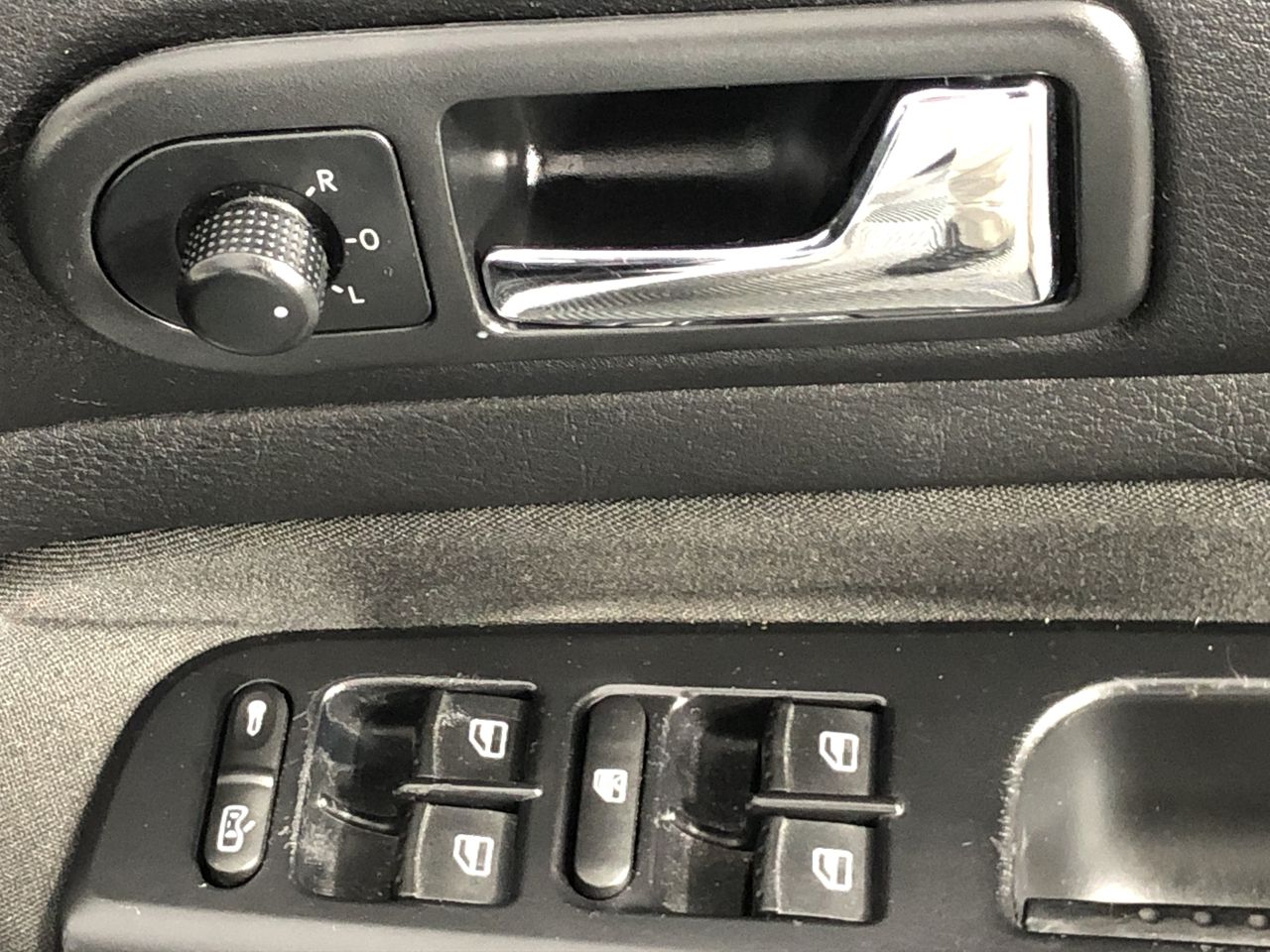 1/10 Oz 999.5 Silver Red Kangaroo & Joey 2025 AU Bullion Merchants Round