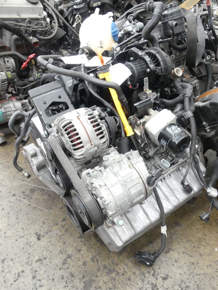 <p>2015 Isuzu NPR 200 4 x 2 Pantech Truck</p>