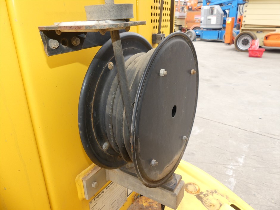 IGLOO Maxcold 58L Wheeled Cooler. NB: Has been used, not in original box, t