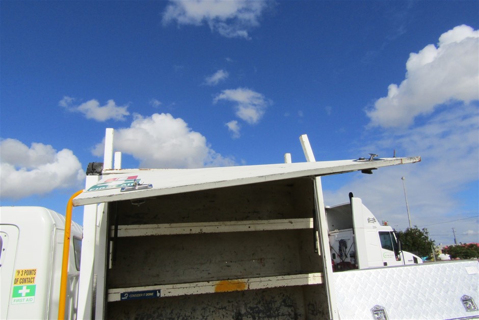 WALLFLOWER Women's Luscious Curvy Mid-Rise Denim Juniors , 9, Camille.