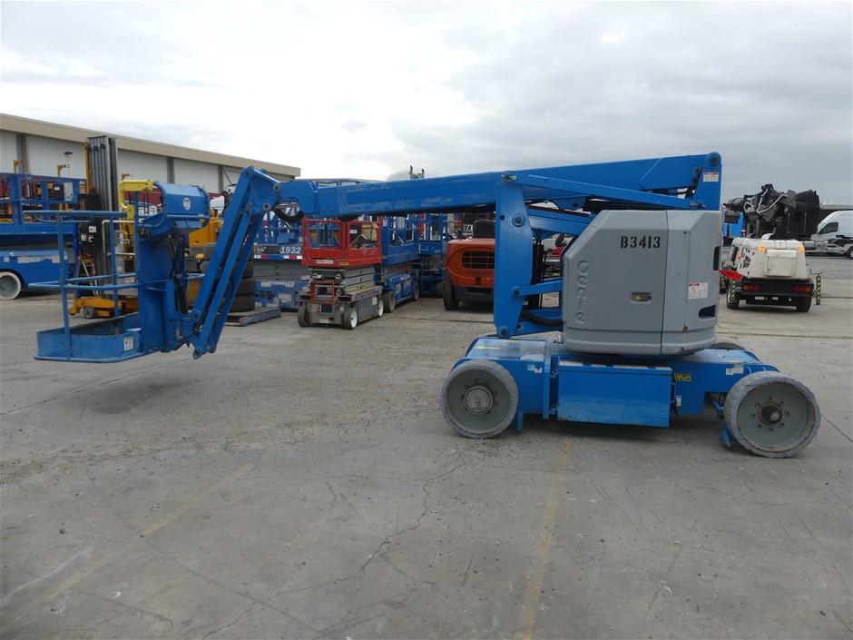 Wolf Blass Red Label Cabernet Sauvignon (6x 750mL).