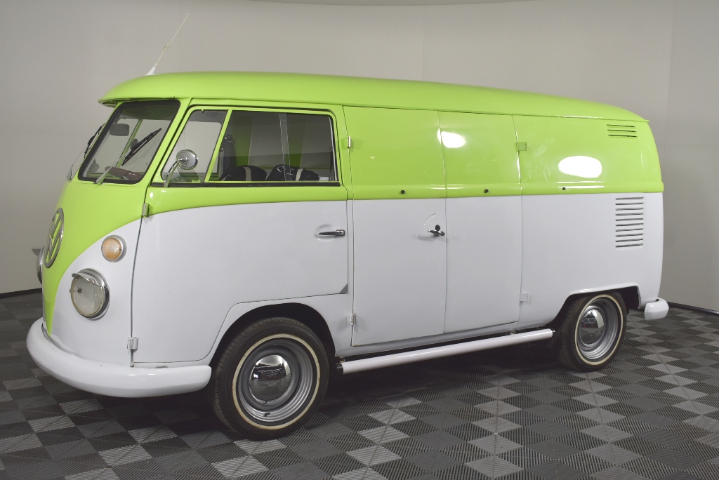 SUNBEAM Handheld Garment Steamer, Model SG1000, Maroon. NB: Minor Use.