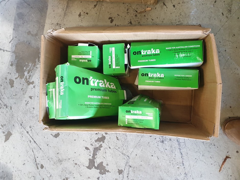 PETWAY Pet Doors Security, White, Medium. NB: opened packaging