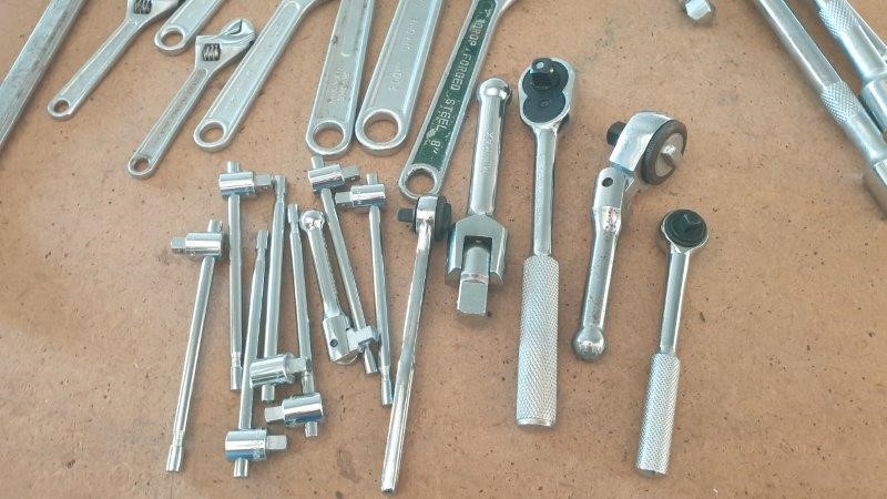 By The Vineyard Mixed Pack Pinot Grigio & Chardonnay (12x 750mL). SEA.