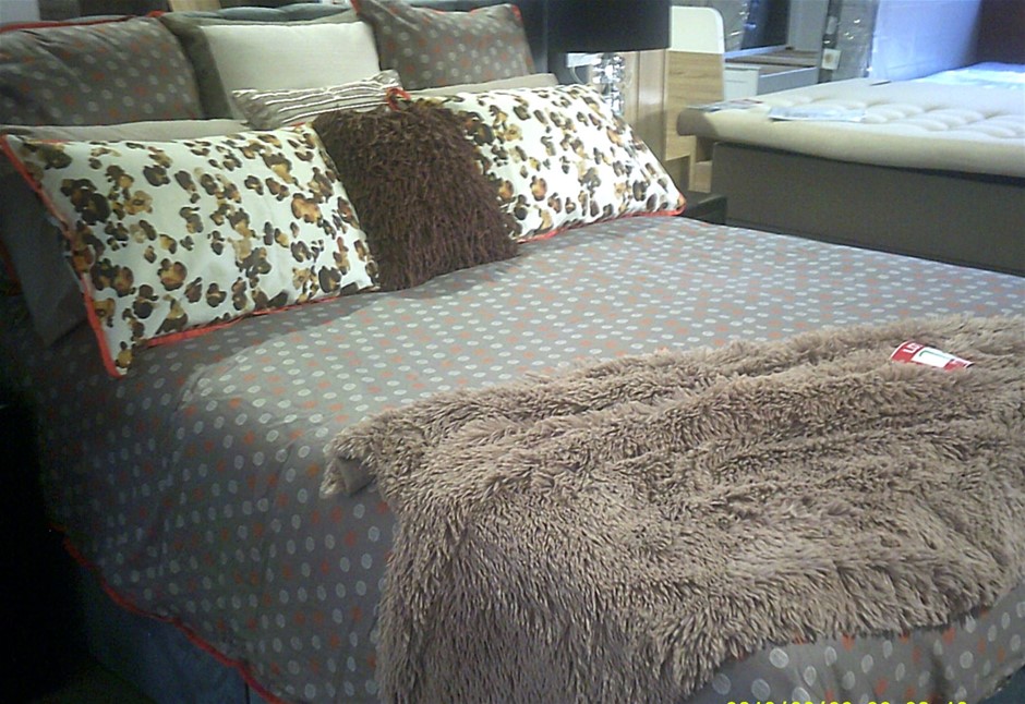 9K WHITE GOLD 0.15ct F VS LAB DIAMOND OVAL WAVE RING