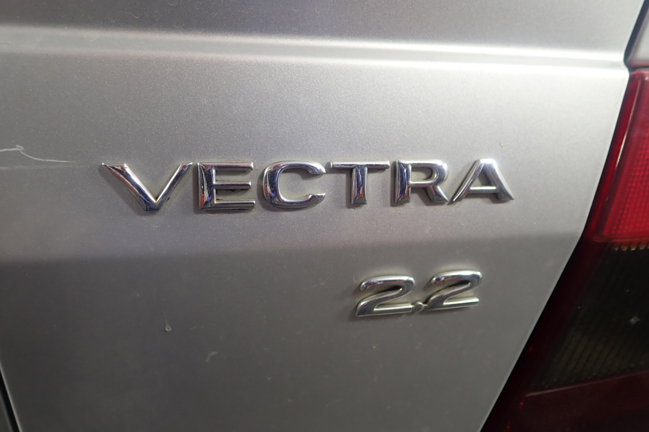 0.07 carat round 2 white diamond, 1gsilver bar x 2, 0.04 white diamond