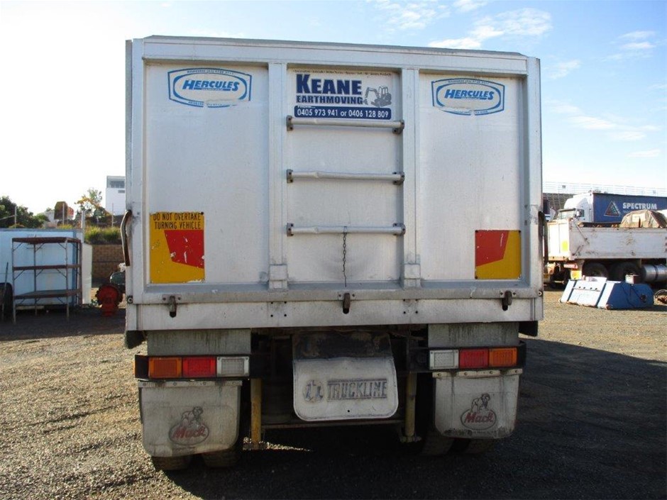 Stainless Steel Drop Pendant Necklace in Gold