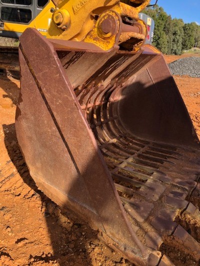 Last Piece - Minimalist Crystal Stud Earrings in Gold