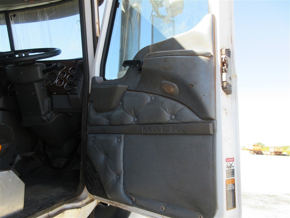 RIP CURL Men's Classic Surf Check Short Sleeve Shirt, Size XL, Bone. RRP: $