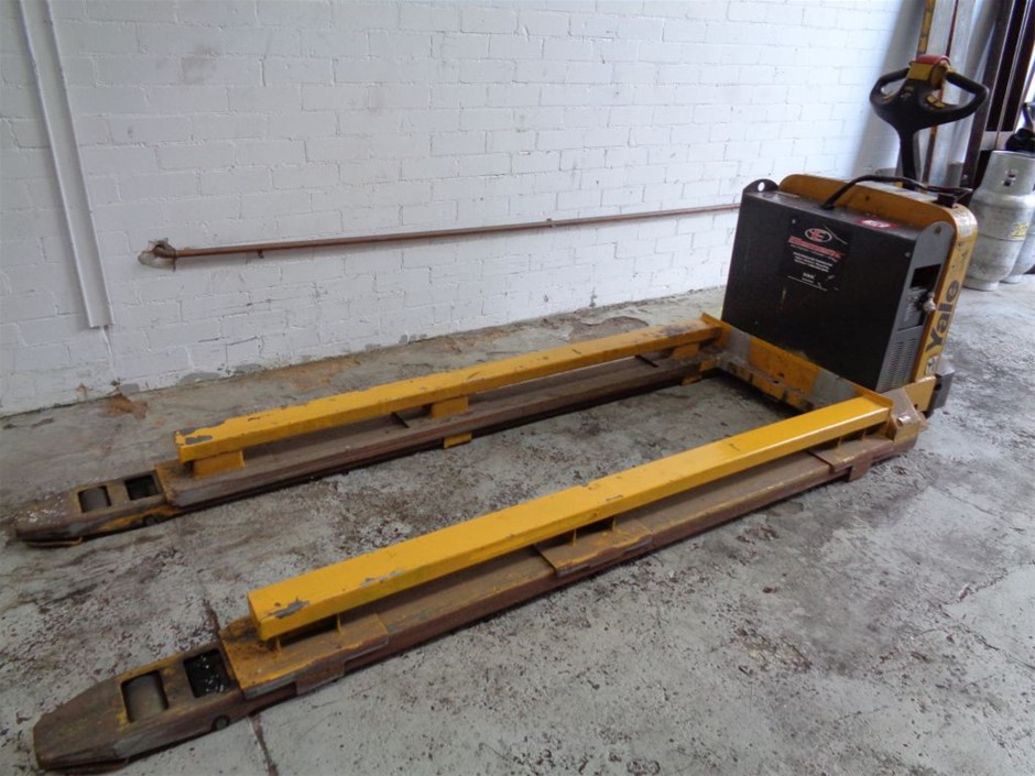 Simulated Diamond Band 925 Sterling Silver Ring - Size 8