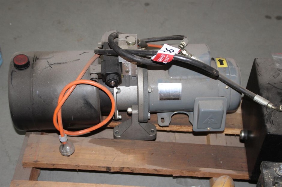 Silver-Filled Cuban Necklace with Simulated Diamond Clasp, 8MM -  55.8cm