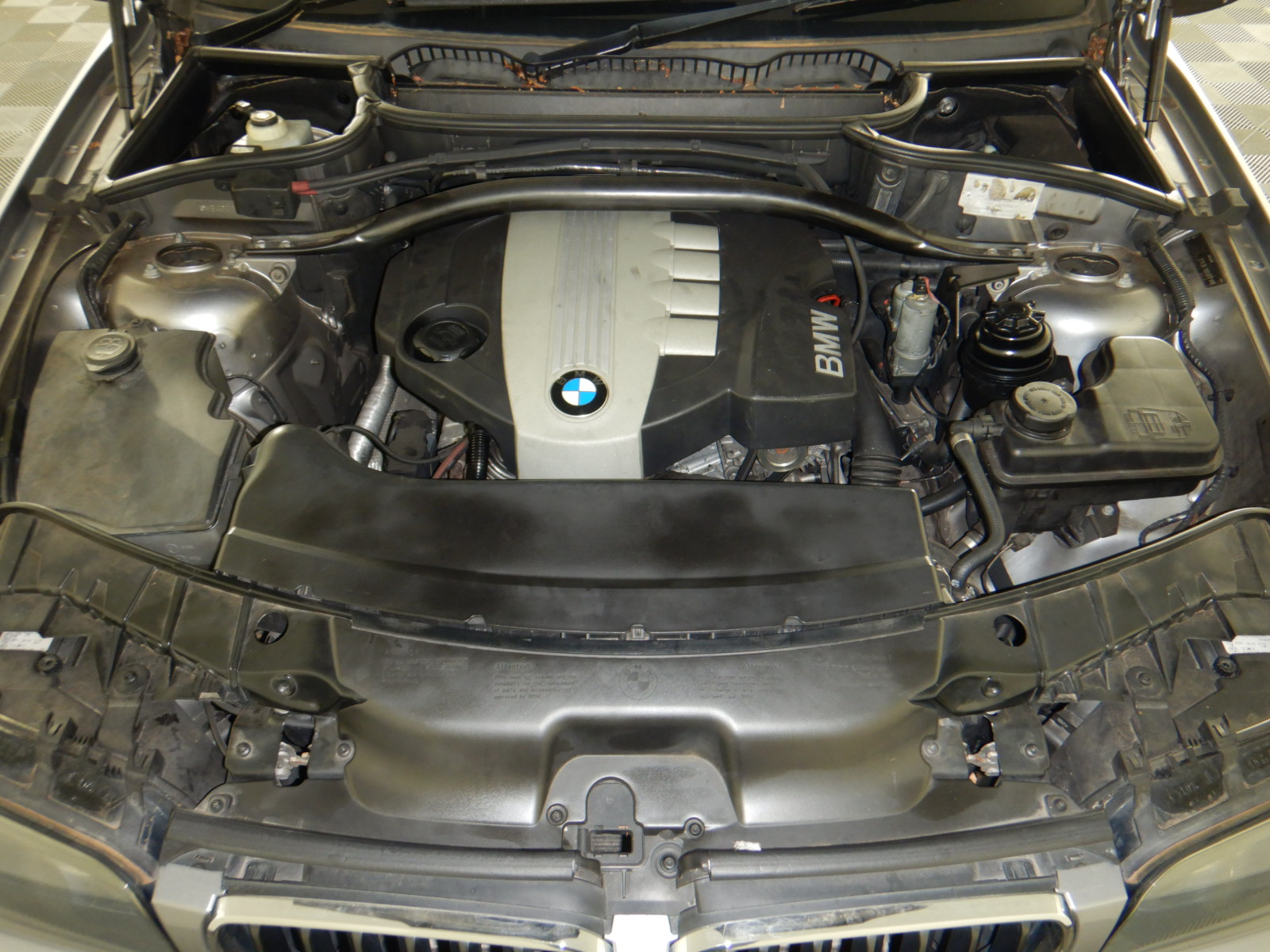 Box of 60pk U BY KOTEX Overnight Extra Regular Pads w/ Wings. N.B: Damaged