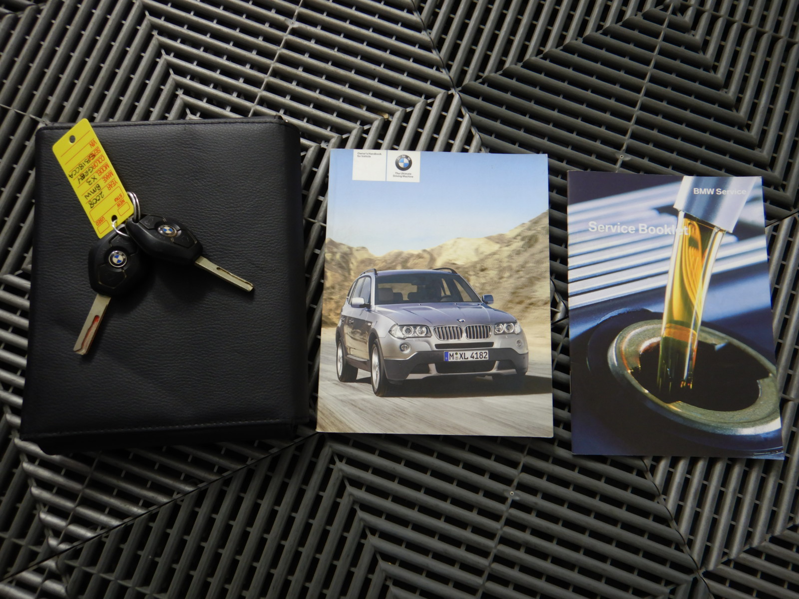 8 x LYNX Black Vanilla Premium Body Spray, Orange + Sandalwood Scent, 93g/1