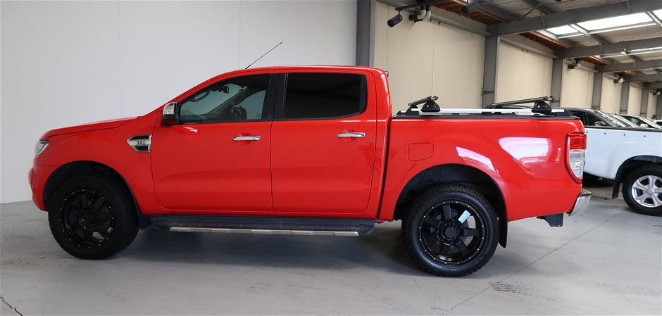 Replica Royal Ring - 16 Simulated Diamonds - US Size 7