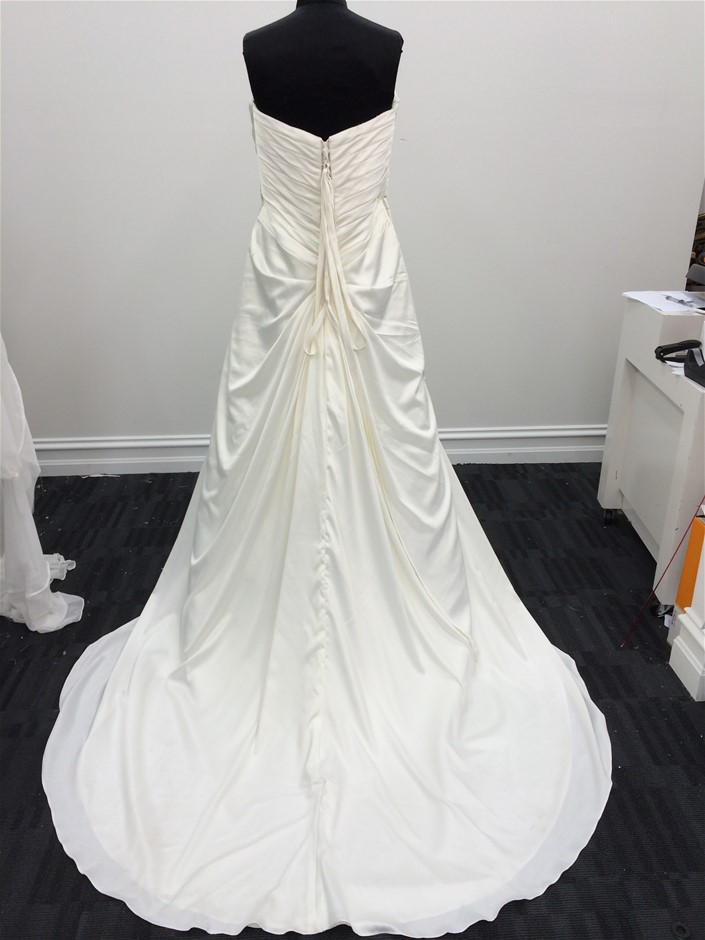 925 Sterling Silver 8mm Round Pendant Featuring a Crystal by Swarovski®