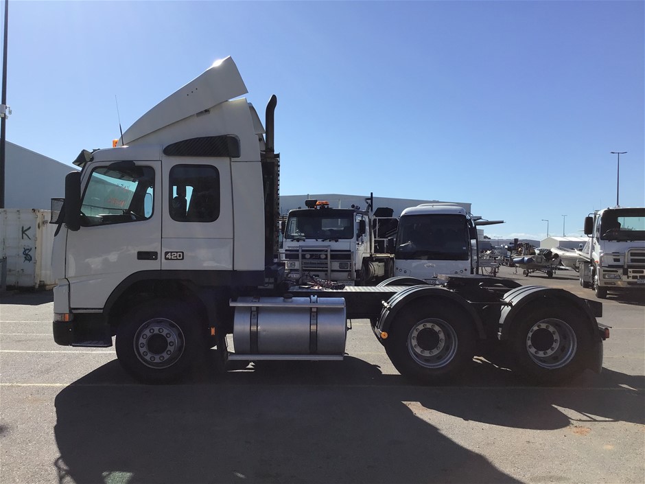 18K Gold-Filled Cuban Chain Bracelet with Simulated Diamonds - 17.8cm