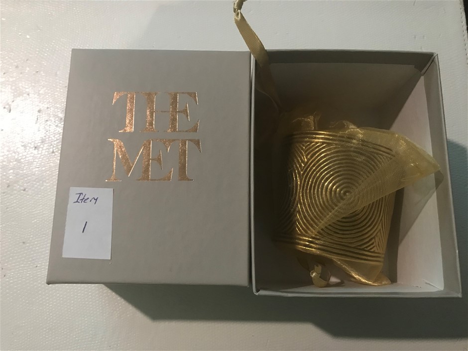 2021 Pokémon Celebrations Surfing Pikachu V 008/025