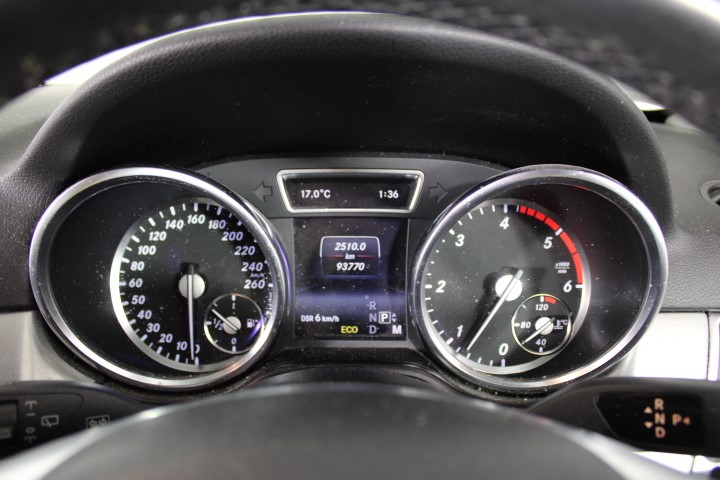 ORAL-B iO Series 3 Rechargeable Electric Toothbrush, White. NB: Minor use,