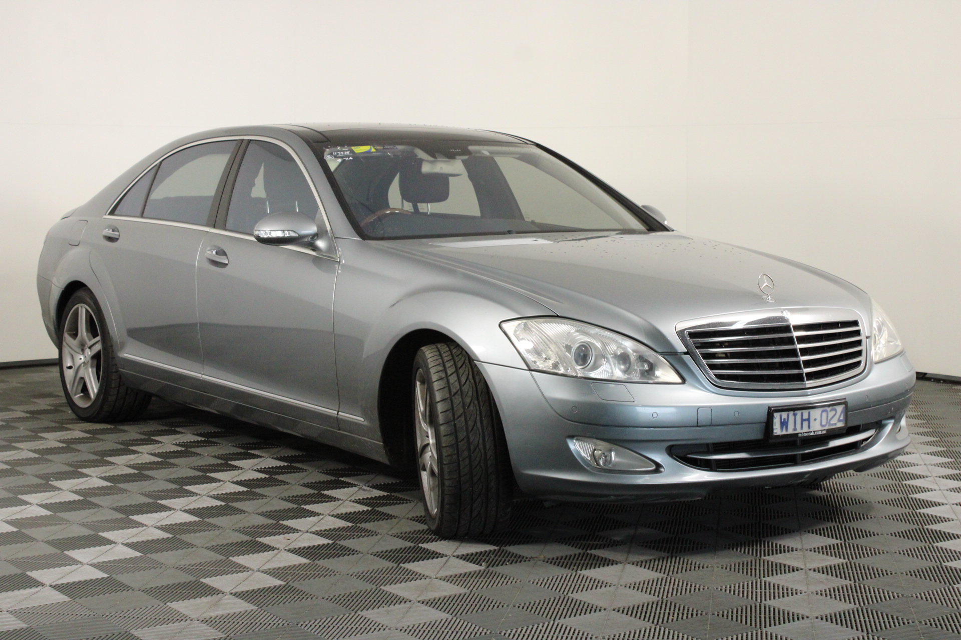 2010 BATHURST WINNER GOLD MEDALLION IN BOX LOWNDES HOLDEN VE COMMODORE