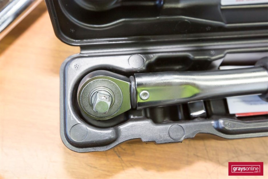 2000 Nissan YD 4 x 2 Tilt Tray Truck