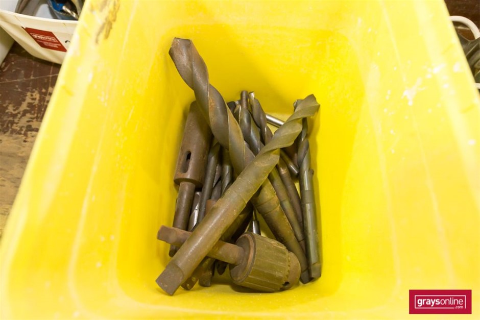 Replica Royal Ring - 16 Simulated Diamonds - US Size 8