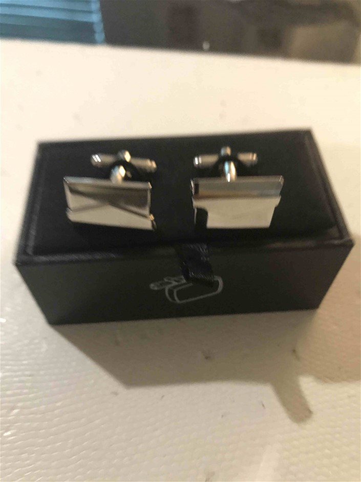 Approx 37 Ct of Loose Boulder Opal Chips (Coober Peby) In glass disp/bottle