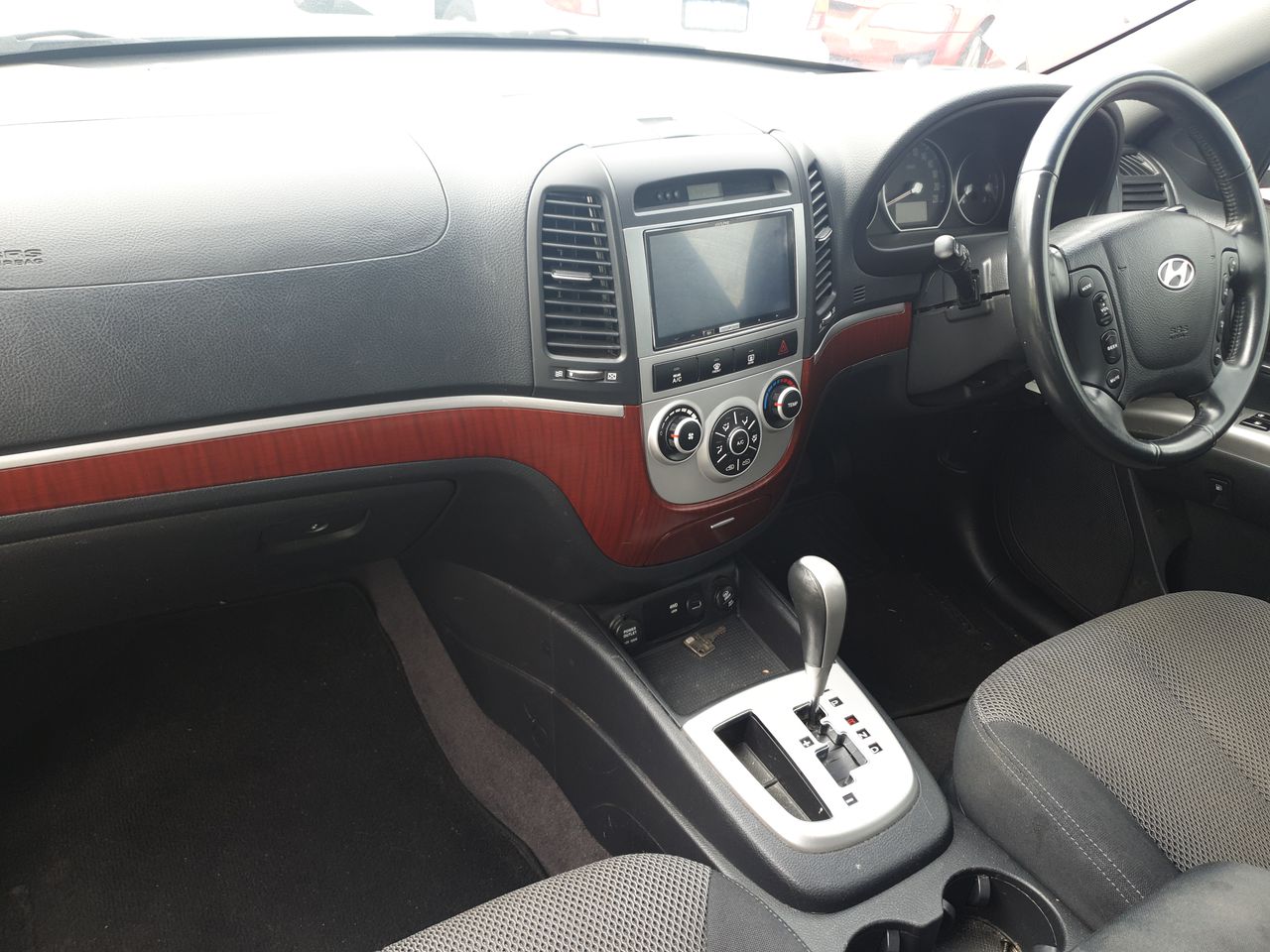 2 x OSKA Square Mouth Shovels with Fibreglass Handle.