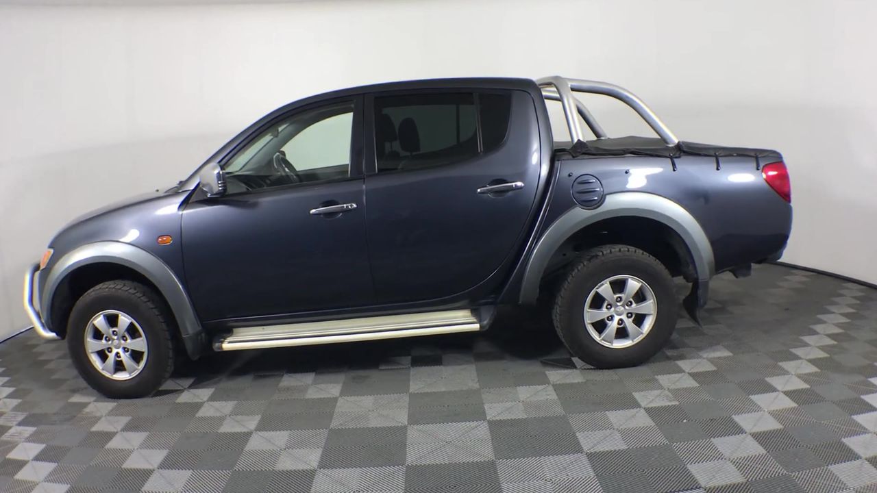 0.07 carat round 2 white diamond, 1 gram silver bar x 2, 0.04 white diamond