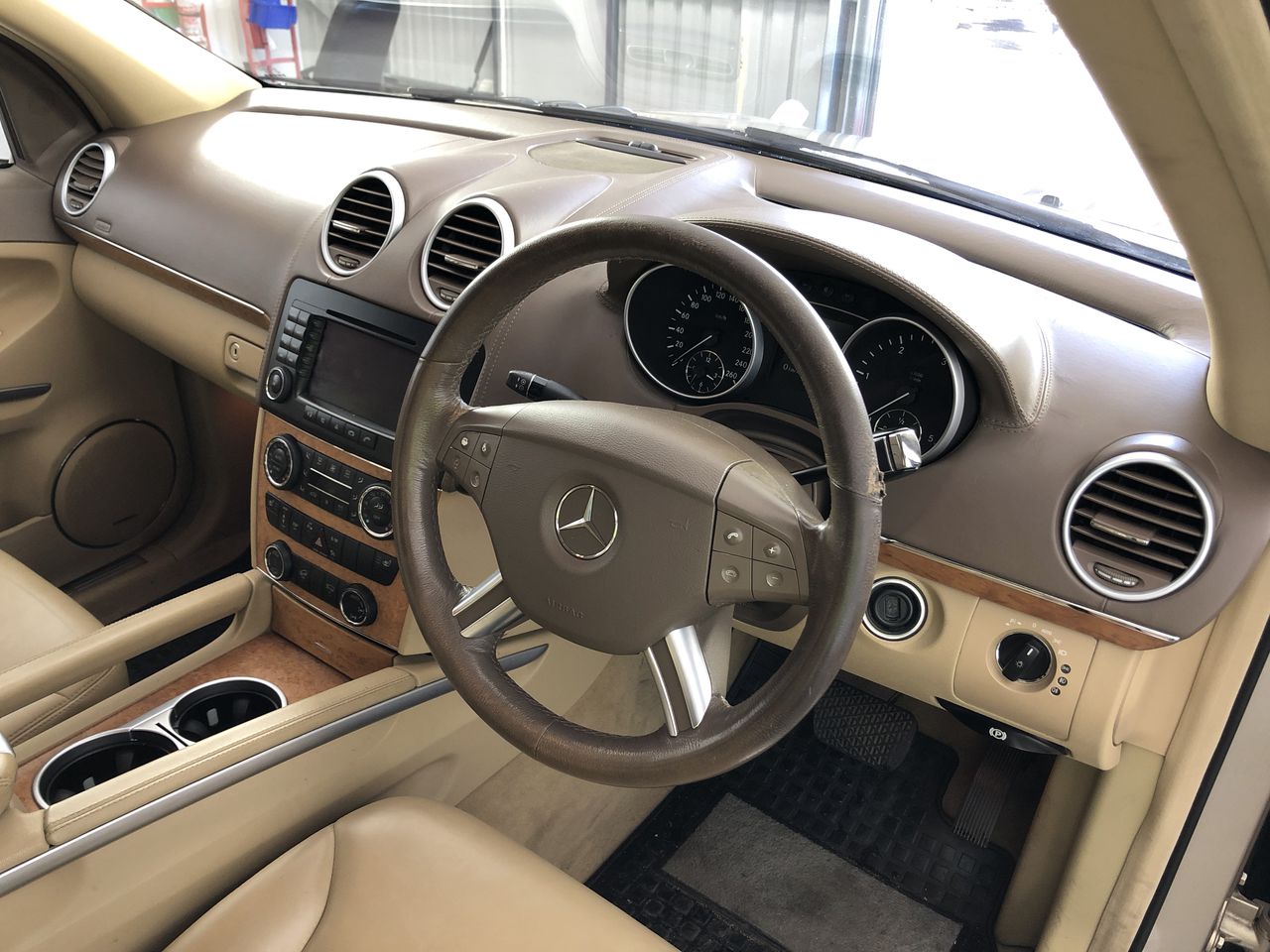 1/100 Scottdale x 2, 1 gram Valcumbi silver bars x 2 & 1 Kilo Copper Bar