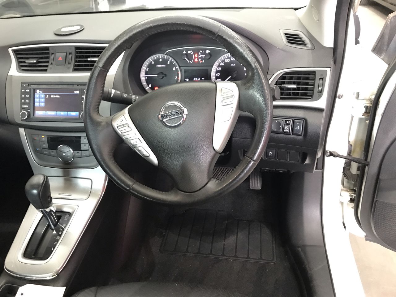 One ladies - 9ct White gold Solitaire ring