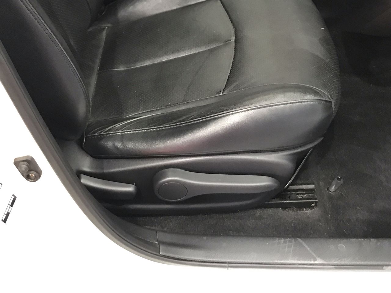 1.35ct oval cut Emerald & 0.08ct 2 Stones Round Dia. P1/G Ring 18K White