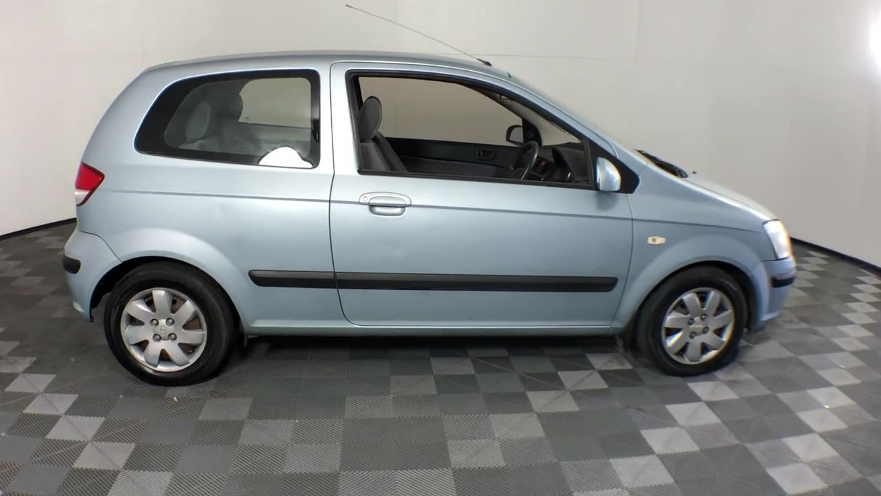 AMAZON BASICS Indoor Clothes Dryer Tower with Foldable Wings.