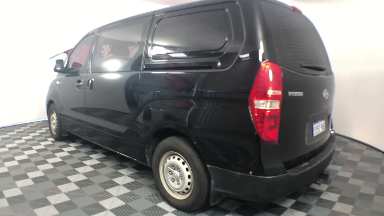 <p>11 Plastic Stackable Chairs</p>