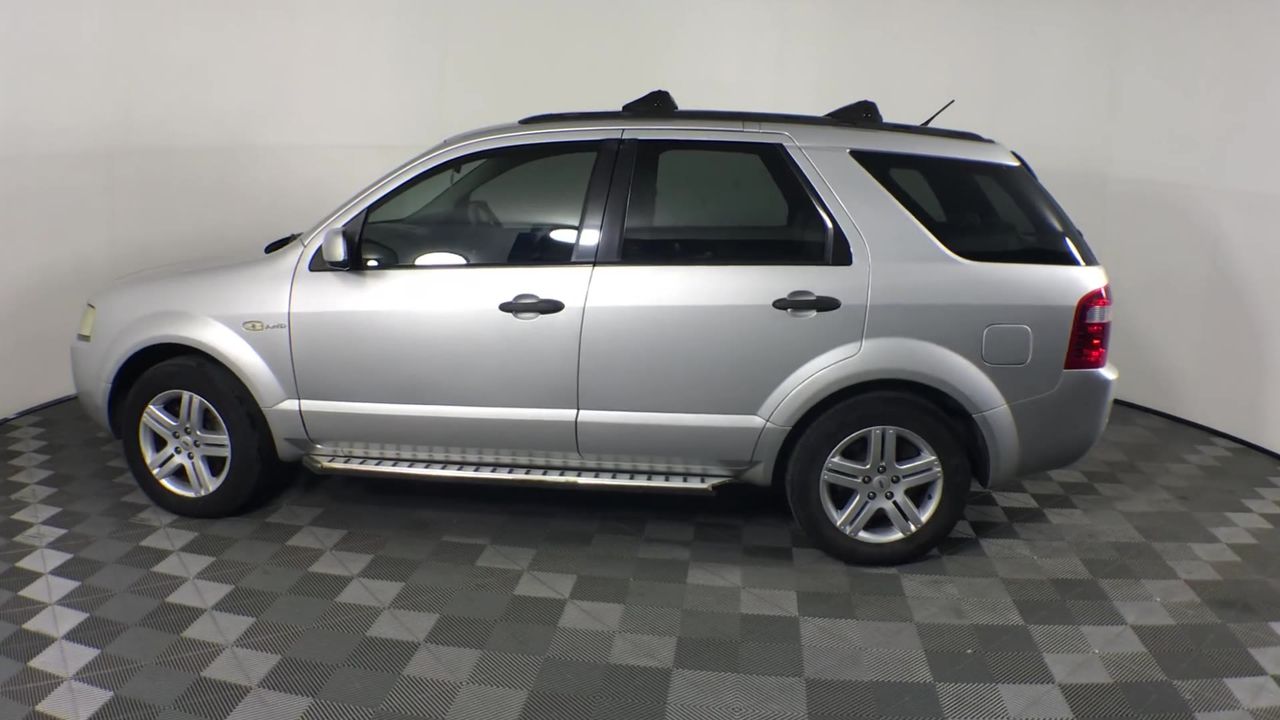 18ct Gold Plated 6mm Stud Earrings Featuring 2 Crystals by Swarovski®