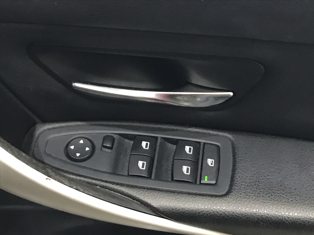 0.07 carat round 2 white diamond, 1 gram silver bar x 2, 0.04 white diamond