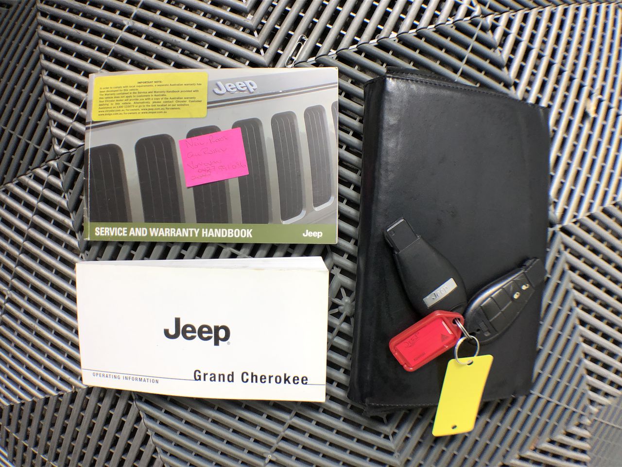 Replica Royal Ring - 16 Simulated Diamonds - US Size 6