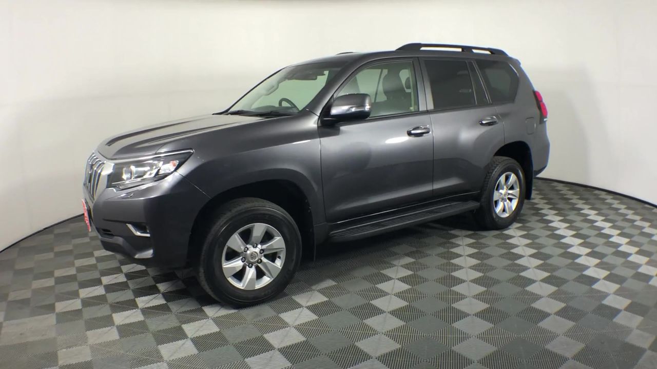 Stainless Steel Initial 'Q' Bracelet with Simulated Diamonds - Yellow