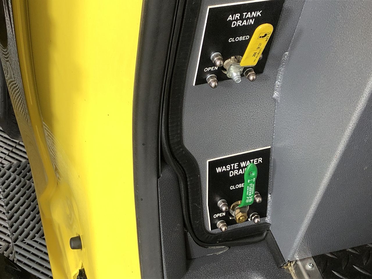 1/100 Scottdale gold bar x 2, 1 Gram Valcumbi bar x 2 & 1g Silver Bar x 2