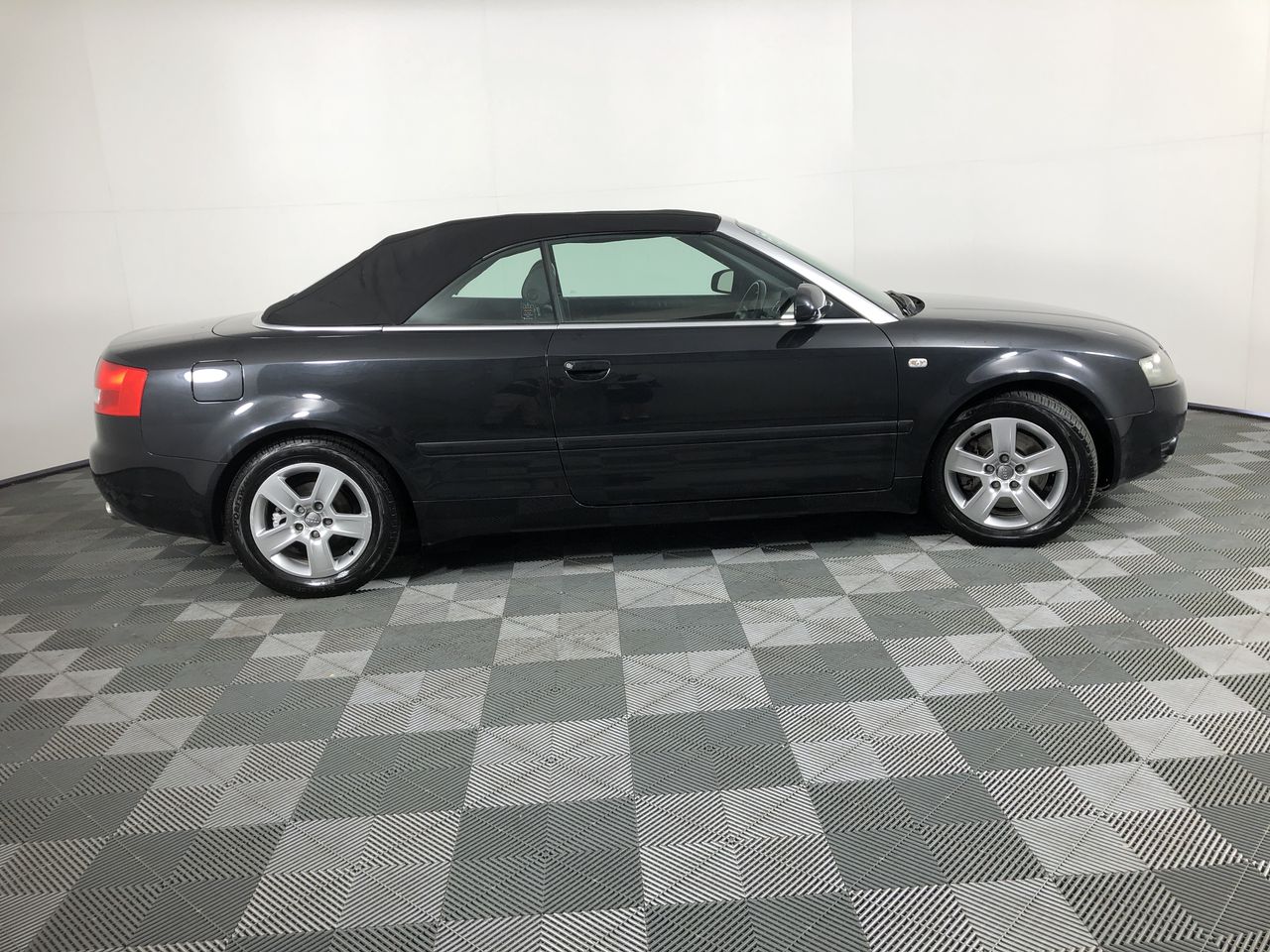 24 x Light Weight Cut Resistant Gloves, Size M, Dyneema & Synthetic. NB: No