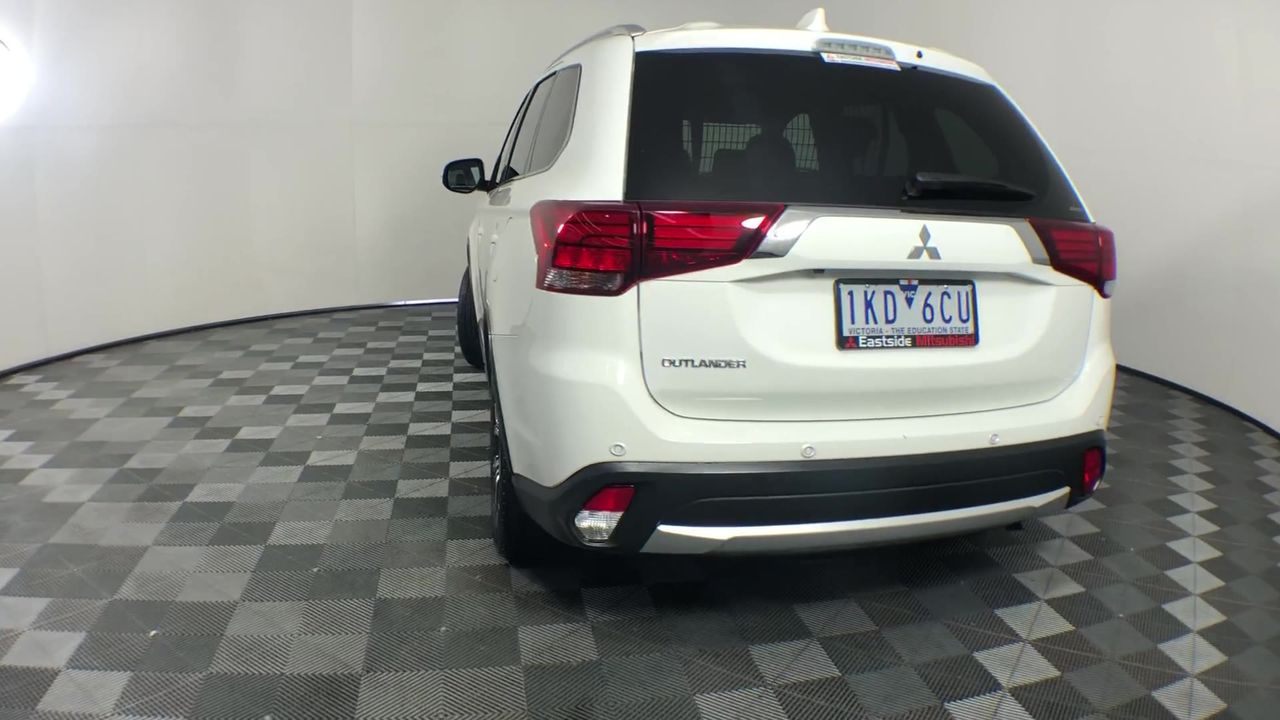 1966 AUSTRALIA FIRST & LAST QUEEN ELIZABETH SILVER ROUND FIFTY CENTS