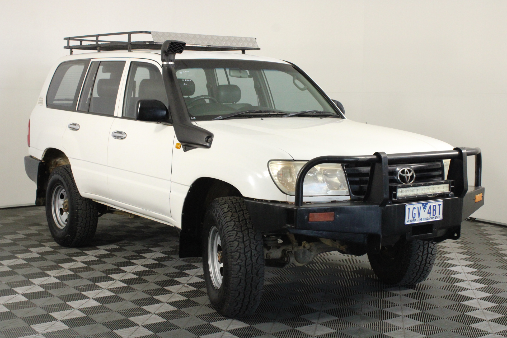2004 Mitsubishi Canter 4 x 2 Refrigerated Body Truck