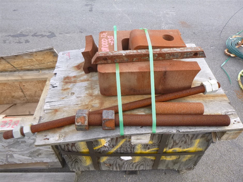 Quantity of 400 1650mm Star Pickets (Unused)