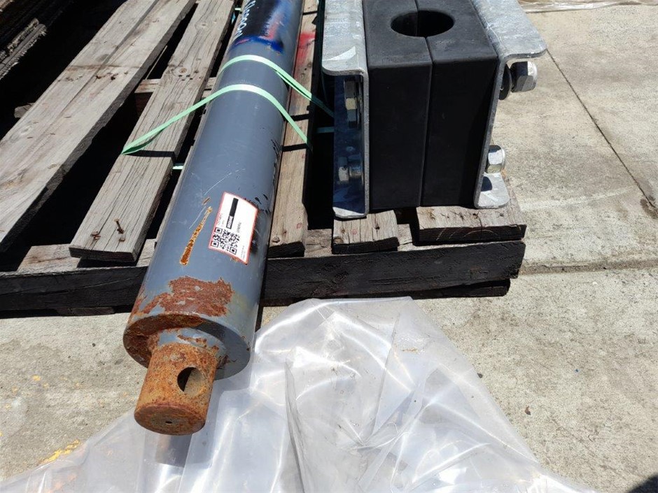 Hydraulic Ram and a Miscellaneous Part Auction (00507028729) Grays