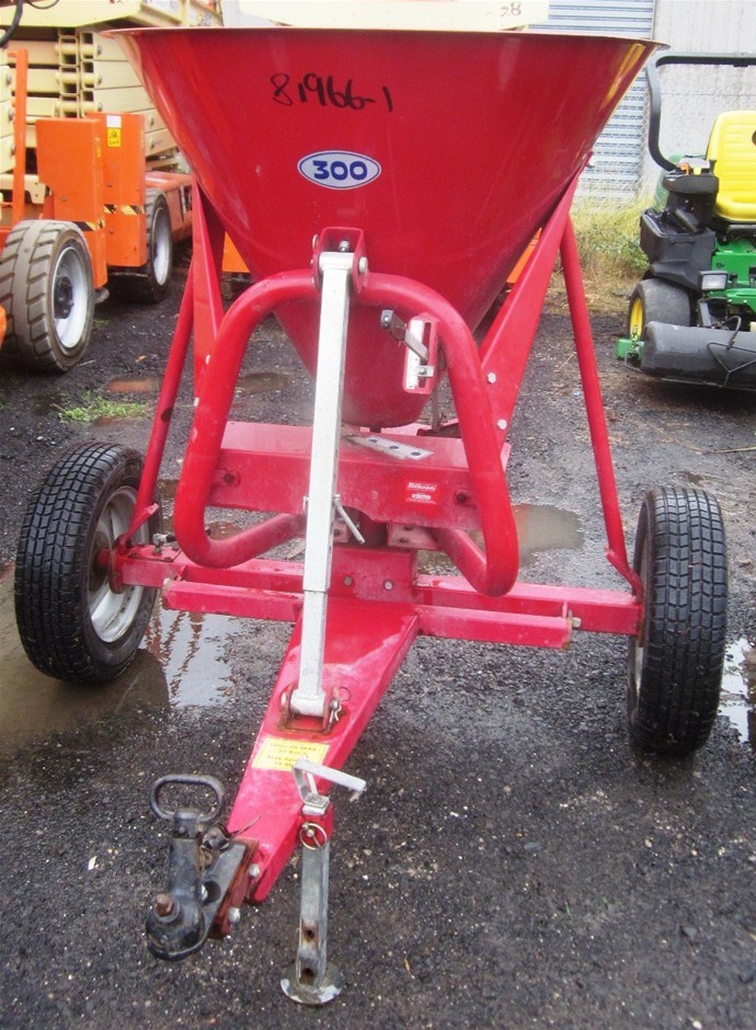Silvan 300 towed fertilizer spreader Sn A 58078 Auction (00013003159