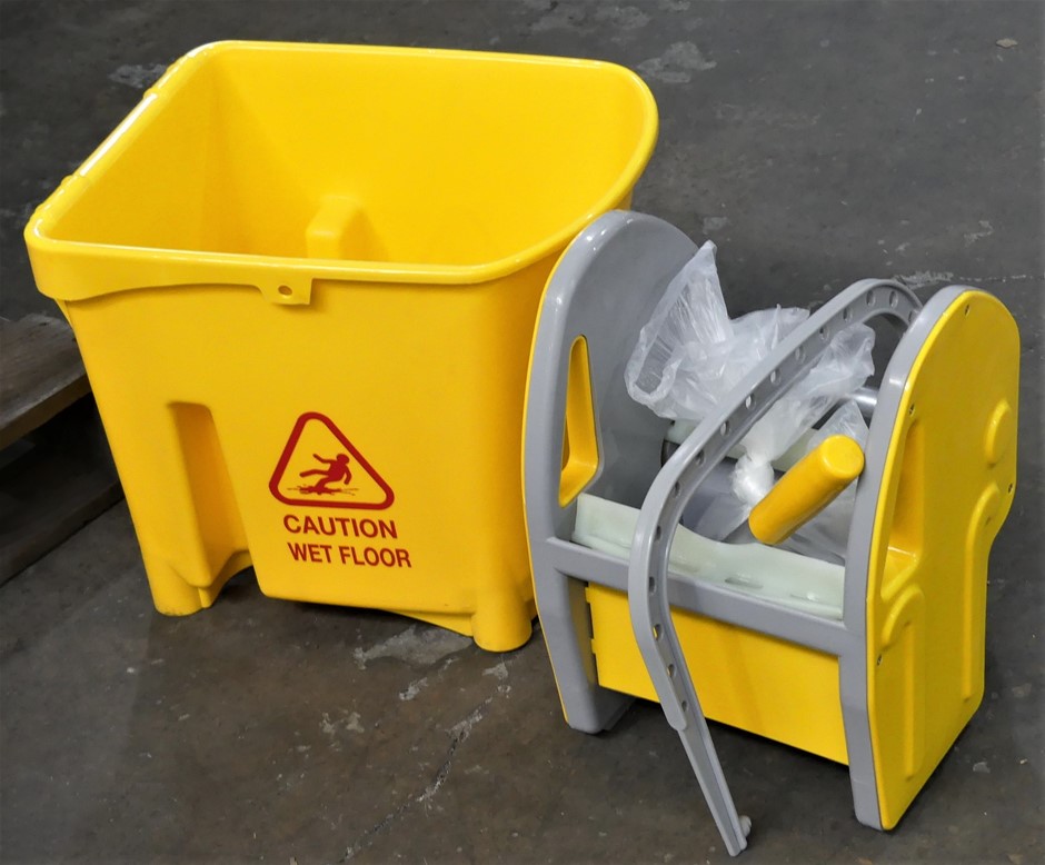 Qty Pallet x ISSA AZ-1032 22L Down Press Wringer Bucket Auction (0004 ...