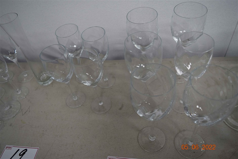 Lot of 15 Krosno Silhouette Range Long Stem Wine Glasses Auction (0016