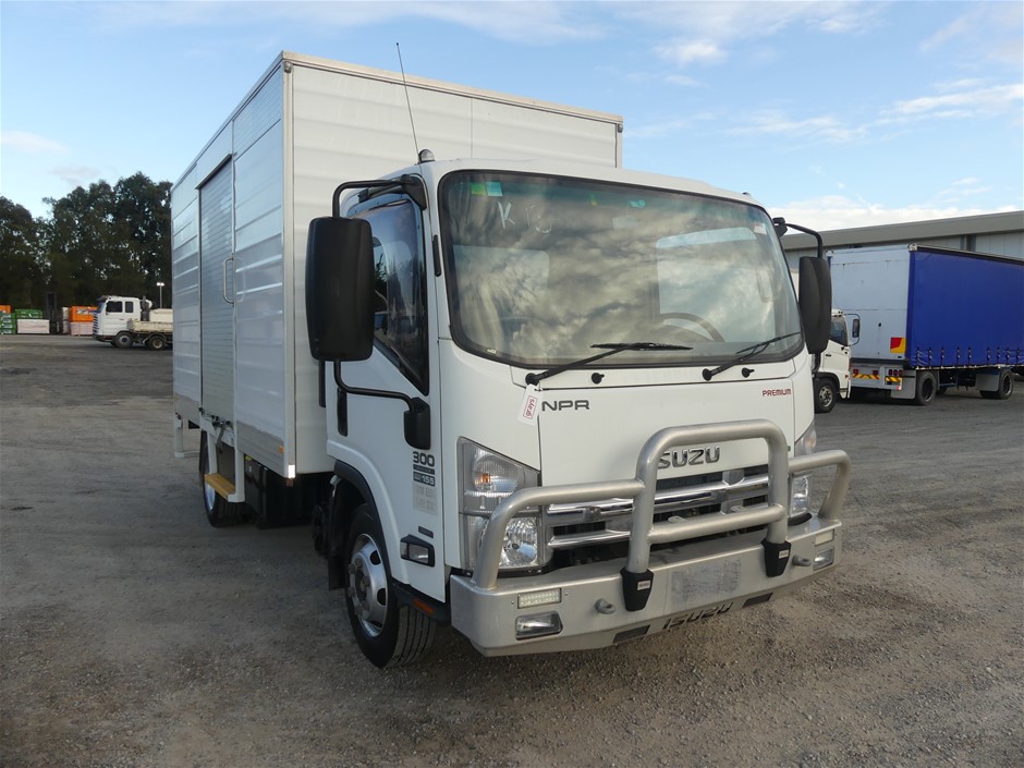 2015 Isuzu NPR 300 Premium 4 x 2 Pantech Truck with 107,180kms Auction ...