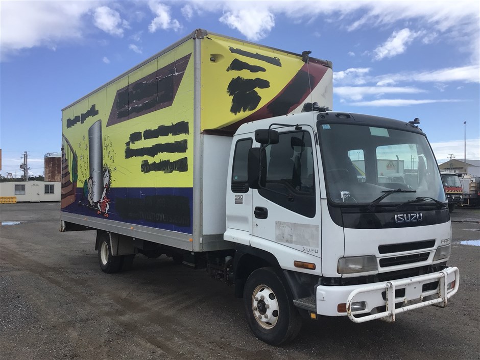 <p>2007 Isuzu FRR 550 4 x 2 Pantech Truck</p>