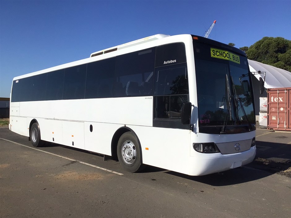 2003 Hino (4 x 2) Bus